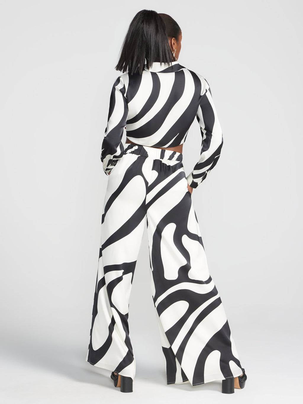 #color_WHISPER WHITE